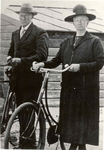 1033 P. de Lange, molenaar van de Schaapweimolen en zijn vrouw M.C. van Zijl met de fiets (jaren '30) nabij achterloop, ...