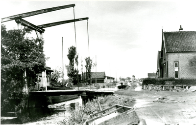1922 Watergang met ophaalbrug met in de verte de Schaapweimolen te Rijswijk?, z.j. (1957?)