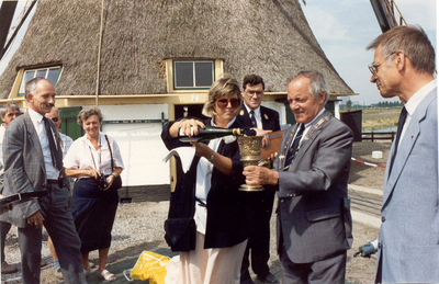 789 Hensbekerceremonie bij de overdracht van de Schaapweimolen door de gemeente Rijswijk aan Delfland op 13 juni 1989. ...