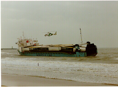 10 Stranding van de Maersk Yare tussen Scheveningse haven en pier, 1990/december/28
