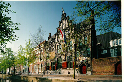 13 Voorgevel van het gemeenlandshuis van Delfland aan de Oude Delft 167 te Delft, 1989