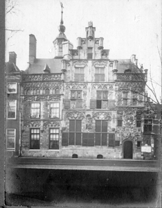 14 Voorgevel van het gemeenlandshuis van Delfland aan de Oude Delft 167 te Delft, z.j. (1910?)