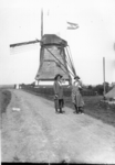 34 Molen Klein Delfgauw en de Noordeindseweg in de polder van Biesland met op de voorgrond staan twee vrouwen, 1991