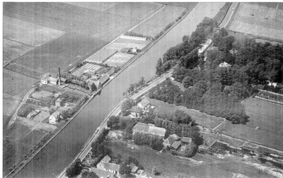 85 Luchtfoto van het stoomgemaal in de Oost-Abtspolder te Schiedam, z.j [1930?]