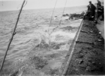 1616 Het bestorten van het zinkstuk voor de kop van het strandhoofd nr. 43 te Scheveningen., 1951