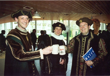 1756 Dijkgraaf P.H. Schoute in historische kledij brengt toast uit in gezelschap van de conrector van het I.H.E. en een ...
