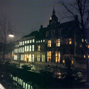1747 Gemeenlandshuis te Delft, gevels aan de Oude Delft bij nacht, 1992