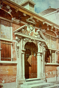 2208 De poortingang van het gemeenlandshuis van Delfland aan de Hoogstraat te Maassluis anno 1626, geschilderd door J. ...