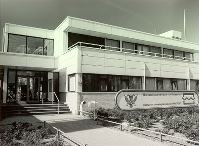 1738 Installaties en gebouw rwzi Houtrust te 's-Gravenhage, 1990