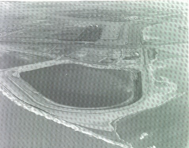 1740 Luchtfoto van de slufter (berging baggerspecie) op de Maasvlakte, 1990