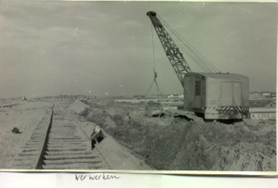 1777 Zandverwerking en zandtransport, opgeslagen zand in bassin (zanddepot), zandwinning uit Nieuwe Waterweg, z.j. (c. 1955?)