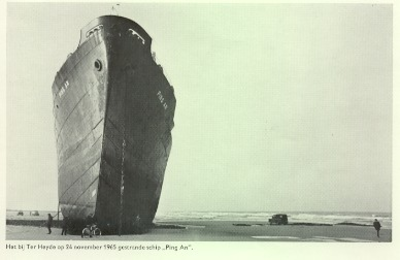 1775 Het bij Ter Heyde op 24 november 1965 gestrande schip Ping An , het dienstgebouw Arendsduin te 's-Gravenzande en ...