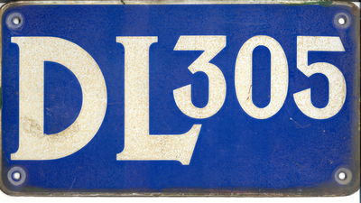 1759 Vergunningplaat met opschrift DL305 , c. 1925, zijnde het nummer van een verleende motorvaartvergunning voor ...