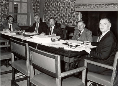 1785 Dijkgraaf en hoogheemraden in vergadering in D&H kamer in Gemeenlandshuis te Delft, 1977