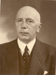1828 portretfoto van M. van Regt, technisch ambtenaar, in verband met het maken van een identiteitsbewijs, 1939/juni/3