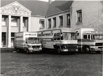 1845 Vrachtauto's op parkeerplein van het gemeenlandshuis aan de Phoenixstraat te Delft wegens verhuizing van de ...