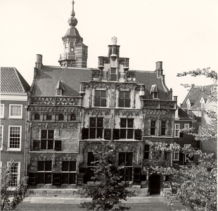 1846 Voorgevel van het gemeenlandshuis van Delfland aan de Oude Delft 167 te Delft., 1977/september/27