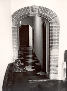 1874 Passage tussen de Albrechthal en de kamer van de dijkgraaf in gemeenlandshuis Delft, z.j. (1985?)