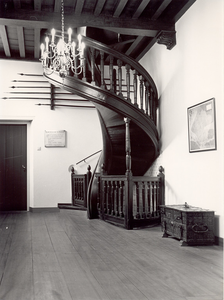 1875 De wenteltrap in de entreehal van het gemeenlandshuis te Maassluis