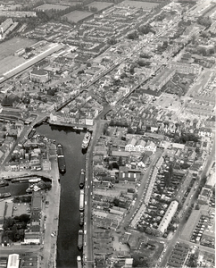 1879 Luchtfoto van de haven van Maassluis met het gemeenlandshuis., z.j.