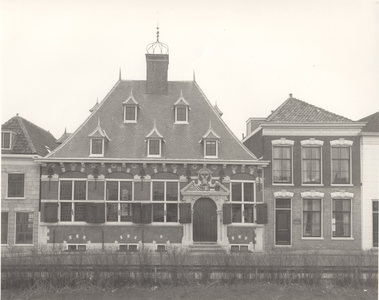 1880 De voorgevel van het gemeenlandshuis aan de Hoogstraat te Maassluis., 1985/maart/19