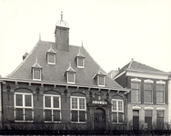 1881 De voorgevel van het gemeenlandshuis aan de Hoogstraat te Maassluis., z.j