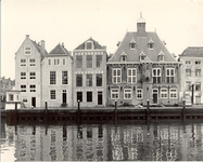 1882 Gezicht op de Stadhuiskade met het gemeenlandshuis te Maassluis., 1978/december/11