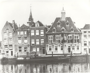 1883 Gemeenlandshuis te Maassluis. Gevel aan de Stadhuiskade vóór de restauratie, z.j. (1960?)
