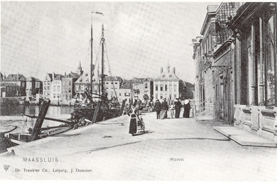 1884 Gezicht op de haven van Maassluis omstreeks 1900, met (achter de scheepsmast) zicht op gemeenlandshuis, z.j. (1900?)