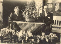 1896 Molenaar v.d. Mark met zijn vrouw van het poldergemaal Plaspoel en Schaapweipolder, Jaagpad 6 te Rijswijk, z.j