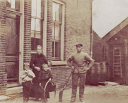 1905 Jannetje Leeflang en Jacobus Verkade met 2 van hun kinderen: Jan Jacobus en Belia Johanna