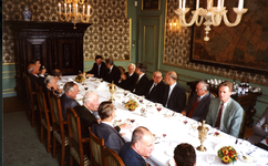 1918 Lunch van het college van dijkgraaf en hoogheemraden, secretaris rentmeester en de directeur-ingenieur met oud ...