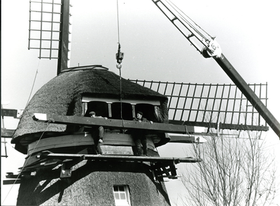 1930 Steken van een nieuwe korte en lange spruitbalk aan de Schaapweimolen te Rijswijk, 1978/mei