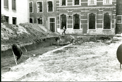 1968 archeologisch onderzoek in de tuin van het gmeenlandshuis t.g.v.de bouw van de parkeergarage aan de Phoenixstraat, 1990