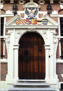 1971 Toegangsdeur met wapenschilden van hoogheemraden van het gemeenlandshuis te Maassluis