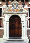 1971 Toegangsdeur met wapenschilden van hoogheemraden van het gemeenlandshuis te Maassluis