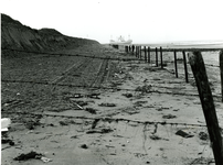 1979 Aantasting van de duinvoet bij 's-Gravenzande ten gevolge van de storm op 3 januari 1976, op de achtergrond het ...