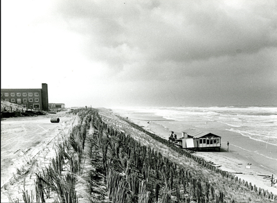 1982 Schade aan een strandpaviljoen bij het Zeehospitium te Kijkduin ten gevolge van de storm van 20 april 1980, 1980