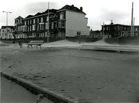 1985 Strandzand op de boulevard van Scheveningen ter hoogte van de Keizerstraat ten gevolge van de storm van 15 ...