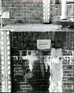 1987 Hoogwaterstenen bij de Monstersche sluis te Maassluis, herinnerend aan de hoogte van de stormvloed van 23 december ...