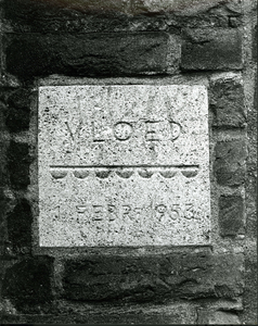 1988 Hoogwatersteen bij de Vijfsluizen te Vlaardingen, herinnert aan de hoogte van de stormvloed van 1 februari 1953 ...