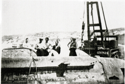 1989 Opruimen van een Duitse dwergonderzeeboot bij het strandhoofd 38 te 's-Gravenhage, 1951/1952