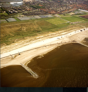 1992 Luchtfoto van de zandopspuiting van het strand ter hoogte van Ter Heijde en Monster op 26 mei 1986, 1986