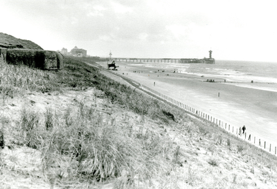2001 Bunker in de duinen en het strand, op de achtergrond de pier van Scheveningen, z.j. (1984?)