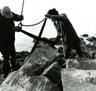 2022 Het zetten van stortsteen op een strandhoofd, 1980