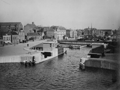 1353 De keersluis in de Oude Haven te Vlaardingen, gezien naar het zuiden., (1922?)