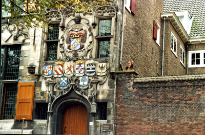 2030 Replica van de dakruiter op de ezelsrug boven de poort aan de Oude Delft van het Gemeenlandshuis te Delft, 2008