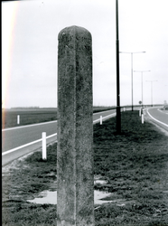 2031 De grenspaal op het Drielandenpunt de landscheiding tussen Delfland, Rijnland en Schieland bij de Reguliersdam te ...