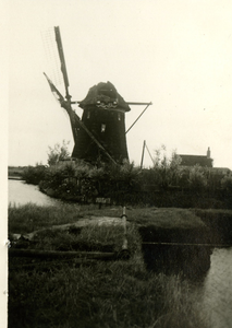 2040 Molen de Vlieger (Vliegermolen) van de Veen- en Binkhorstpolder op 13 juli 1936 brak de ongeveer 90 jarige gegoten ...