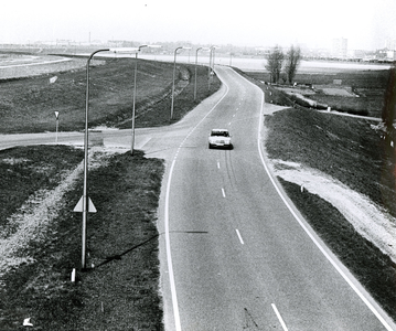 2073 De Maasdijk tussen Vlaardingen en Maassluis, aan de linkerkant de Deltadijk, z.j. (1981)